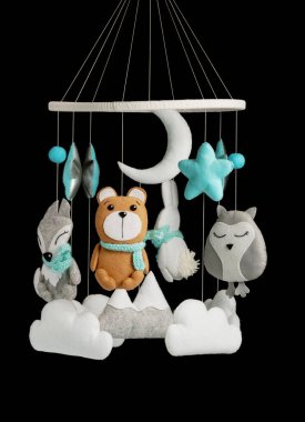 Çocuklar için yapılmış renkli ve çevre dostu bir cep telefonu. Ayı, tilki, baykuş, tavşan, dağ, yıldızlar, bulutlar ve balonlardan oluşur. Siyah arkaplanda el yapımı.