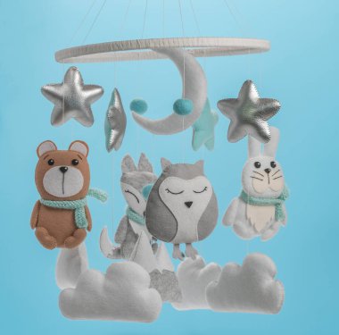 Çocuklar için yapılmış renkli ve çevre dostu bir cep telefonu. Ayı, tilki, baykuş, tavşan, dağ, yıldızlar, bulutlar ve balonlardan oluşur. Mavi arkaplanda el yapımı.