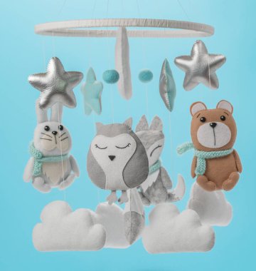 Çocuklar için yapılmış renkli ve çevre dostu bir cep telefonu. Ayı, tilki, baykuş, tavşan, dağ, yıldızlar, bulutlar ve balonlardan oluşur. Mavi arkaplanda el yapımı.