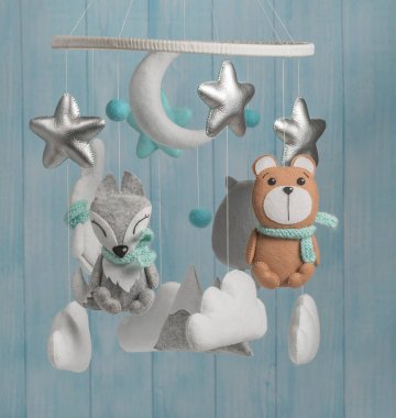 Çocuklar için yapılmış renkli ve çevre dostu bir cep telefonu. Ayı, tilki, baykuş, tavşan, dağ, yıldızlar, bulutlar ve balonlardan oluşur. Ahşaptan yapılmış mavi arka planda el yapımı..