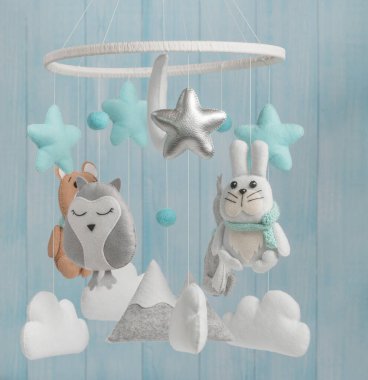 Çocuklar için yapılmış renkli ve çevre dostu bir cep telefonu. Ayı, tilki, baykuş, tavşan, dağ, yıldızlar, bulutlar ve balonlardan oluşur. Ahşaptan yapılmış mavi arka planda el yapımı..