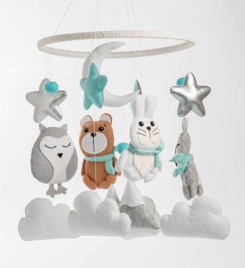 Çocuklar için yapılmış renkli ve çevre dostu bir cep telefonu. Ayı, tilki, baykuş, tavşan, dağ, yıldızlar, bulutlar ve balonlardan oluşur. Gri arkaplanda el yapımı.