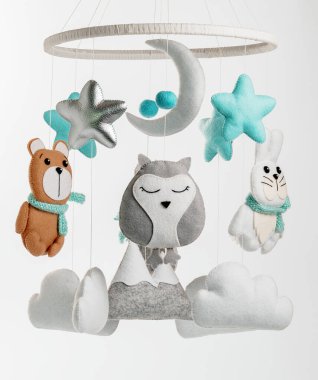 Çocuklar için yapılmış renkli ve çevre dostu bir cep telefonu. Ayı, tilki, baykuş, tavşan, dağ, yıldızlar, bulutlar ve balonlardan oluşur. Gri arkaplanda el yapımı.