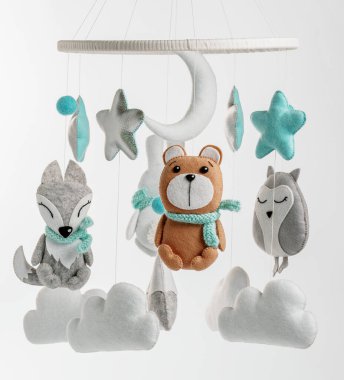 Çocuklar için yapılmış renkli ve çevre dostu bir cep telefonu. Ayı, tilki, baykuş, tavşan, dağ, yıldızlar, bulutlar ve balonlardan oluşur. Gri arkaplanda el yapımı.