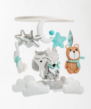 Çocuklar için yapılmış renkli ve çevre dostu bir cep telefonu. Ayı, tilki, baykuş, tavşan, dağ, yıldızlar, bulutlar ve balonlardan oluşur. Gri arkaplanda el yapımı.