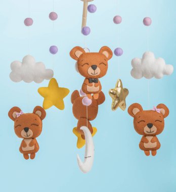 Çocuklar için yapılmış renkli ve çevre dostu bir cep telefonu. Ayılar, yıldızlar, ay, bulutlar ve balonlardan oluşur. Mavi arkaplanda el yapımı.