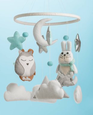 Çocuklar için yapılmış renkli ve çevre dostu bir cep telefonu. Ayı, tilki, baykuş, tavşan, dağ, yıldızlar, bulutlar ve balonlardan oluşur. Mavi arkaplanda el yapımı.