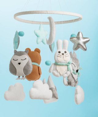 Çocuklar için yapılmış renkli ve çevre dostu bir cep telefonu. Ayı, tilki, baykuş, tavşan, dağ, yıldızlar, bulutlar ve balonlardan oluşur. Mavi arkaplanda el yapımı.