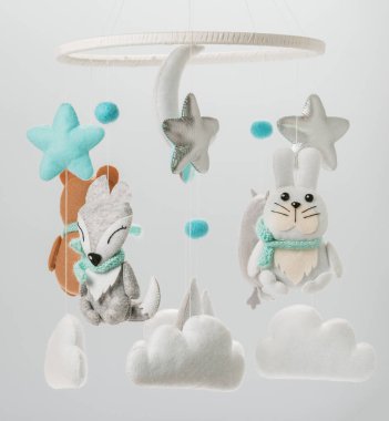 Çocuklar için yapılmış renkli ve çevre dostu bir cep telefonu. Ayı, tilki, baykuş, tavşan, dağ, yıldızlar, bulutlar ve balonlardan oluşur. Gri arkaplanda el yapımı.