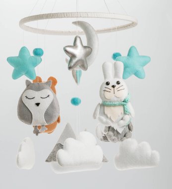 Çocuklar için yapılmış renkli ve çevre dostu bir cep telefonu. Ayı, tilki, baykuş, tavşan, dağ, yıldızlar, bulutlar ve balonlardan oluşur. Gri arkaplanda el yapımı.