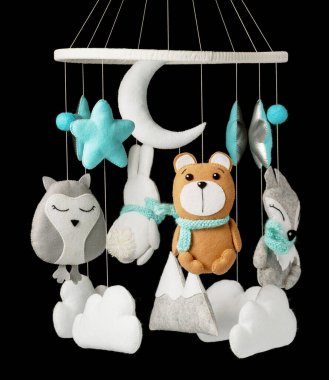 Çocuklar için yapılmış renkli ve çevre dostu bir cep telefonu. Ayı, tilki, baykuş, tavşan, dağ, yıldızlar, bulutlar ve balonlardan oluşur. Siyah arkaplanda el yapımı.