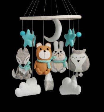 Çocuklar için yapılmış renkli ve çevre dostu bir cep telefonu. Ayı, tilki, baykuş, tavşan, dağ, yıldızlar, bulutlar ve balonlardan oluşur. Siyah arkaplanda el yapımı.