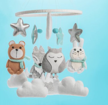 Çocuklar için yapılmış renkli ve çevre dostu bir cep telefonu. Ayı, tilki, baykuş, tavşan, dağ, yıldızlar, bulutlar ve balonlardan oluşur. Mavi arkaplanda el yapımı.