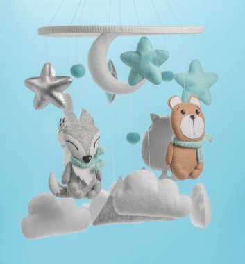 Çocuklar için yapılmış renkli ve çevre dostu bir cep telefonu. Ayı, tilki, baykuş, tavşan, dağ, yıldızlar, bulutlar ve balonlardan oluşur. Mavi arkaplanda el yapımı.