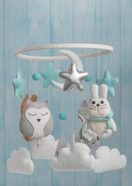 Çocuklar için yapılmış renkli ve çevre dostu bir cep telefonu. Ayı, tilki, baykuş, tavşan, dağ, yıldızlar, bulutlar ve balonlardan oluşur. Mavi arkaplanda el yapımı.