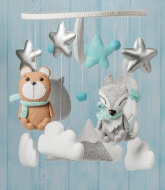 Çocuklar için yapılmış renkli ve çevre dostu bir cep telefonu. Ayı, tilki, baykuş, tavşan, dağ, yıldızlar, bulutlar ve balonlardan oluşur. Ahşaptan yapılmış mavi arka planda el yapımı..