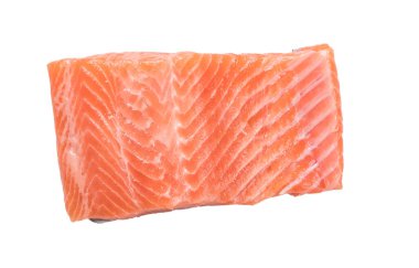 Beyaz arka planda çiğ somon filetosu. Baharatsız alabalık filetosu. Vahşi Atlantik balıkları, yaklaşın.