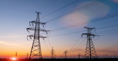 Elektrik hatları ve trafolar olan elektrik santralini gün batımında dağıtın.