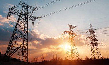 Yüksek voltajlı elektrik hatları. Elektrik dağıtım istasyonu. Yüksek voltajlı elektrik iletim kulesi. Güç hatları ve trafoları olan dağıtım elektrik santrali.