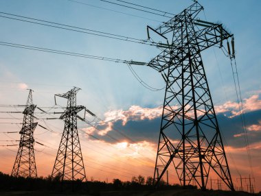 Elektrik hatları ve trafolar olan elektrik santralini gün batımında dağıtın.