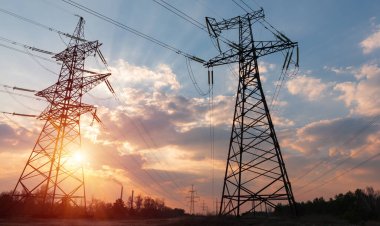 Günbatımında yüksek voltajlı elektrik hatları. Elektrik dağıtım istasyonu. yüksek voltajlı elektrik iletim kulesi