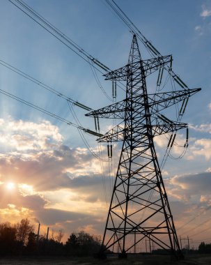 Yüksek voltajlı elektrik hatları. Elektrik dağıtım istasyonu. Yüksek voltajlı elektrik iletim kulesi. Güç hatları ve trafoları olan dağıtım elektrik santrali.