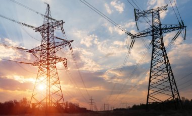Günbatımında yüksek voltajlı elektrik hatları. Elektrik dağıtım istasyonu. yüksek voltajlı elektrik iletim kulesi