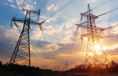 Siluet Yüksek voltajlı elektrik kulesi gün batımı saatinde ve gökyüzü günbatımı arkaplanında