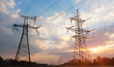 Gün batımında ya da gün doğumunda yüksek voltajlı elektrik hatları. Yüksek voltajlı elektrik iletim kulesi.