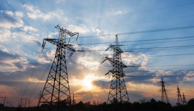 Yüksek voltajlı elektrik hatları. Elektrik dağıtım istasyonu. Yüksek voltajlı elektrik iletim kulesi. Güç hatları ve trafoları olan dağıtım elektrik santrali.