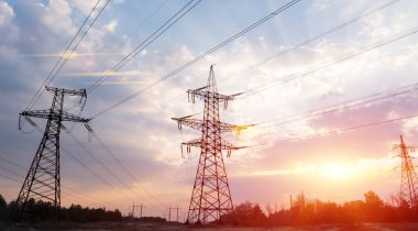 Gün batımında ya da gün doğumunda yüksek voltajlı elektrik hatları. Yüksek voltajlı elektrik iletim kulesi.