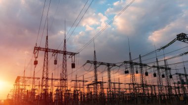 Elektrik hatları ve trafolar olan elektrik santralini gün batımında dağıtın.