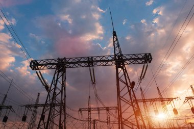 Yüksek voltajlı elektrik hatları. Elektrik dağıtım istasyonu. Yüksek voltajlı elektrik iletim kulesi. Güç hatları ve trafoları olan dağıtım elektrik santrali.