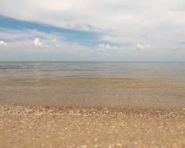 Kristal berrak suyla kumlu nehir kıyısı