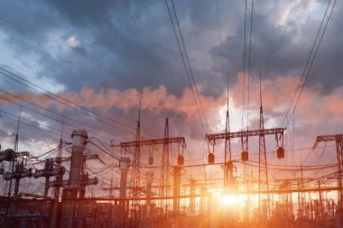 Gün batımında termik santraller ve elektrik hatları