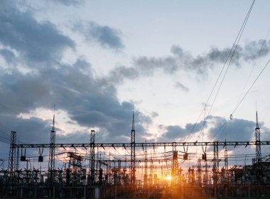 Akşamki elektrik iletim kulesinin silueti. Bir enerji santralinden bir şehre güç aktarımı