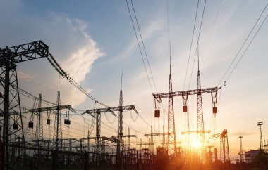 Elektrik hatları ve trafolar olan elektrik santralini gün batımında dağıtın.