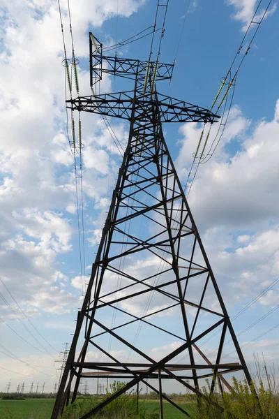Linee Elettriche Alta Tensione Che Attraversano Campo Verde Trasmissione Energia — Foto Stock