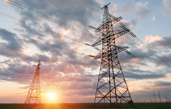Elektrik hatları ve trafolar olan elektrik santralini gün batımında dağıtın.