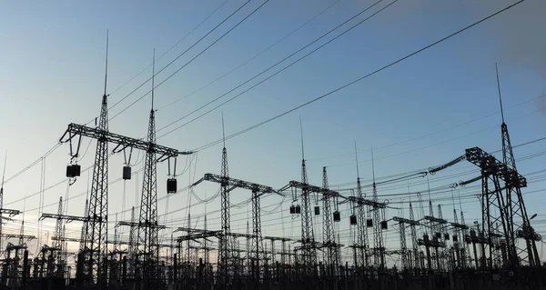 Elektrik hatları ve trafolar olan elektrik santralini gün batımında dağıtın.