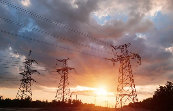 Güneş Doğarken Batarken Renkli Bir Gökyüzüne Karşı Yüksek Voltajlı Elektrik — Stok fotoğraf