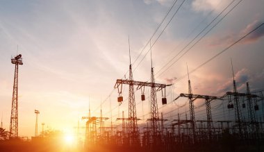 Yüksek voltajlı elektrik hatları. Güç hatları ve trafoları olan dağıtım elektrik santrali.