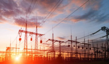 Siluet Yüksek voltajlı elektrik kulesi gün batımı saatinde ve gökyüzü günbatımı arkaplanında