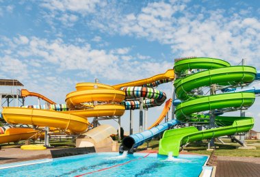 Renkli slaytlar ve havuzlarla dolu bir su parkı..