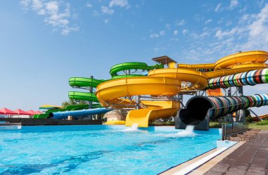 Açık hava su parkı. Çok renkli slaytlar ve havuzlar. Kimse yok..