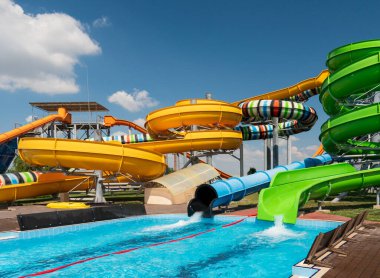 Renkli slaytlar ve havuzlarla dolu bir su parkı..