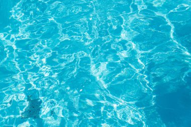 Havuzdaki kristal berrak suyun dokusu. İyi yüzmeler. Parlak ışıkta su.