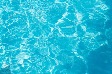 Havuzdaki kristal berrak suyun dokusu. İyi yüzmeler. Parlak ışıkta su.