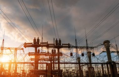 Yüksek voltajlı elektrik hatları. Güç hatları ve trafoları olan dağıtım elektrik santrali.