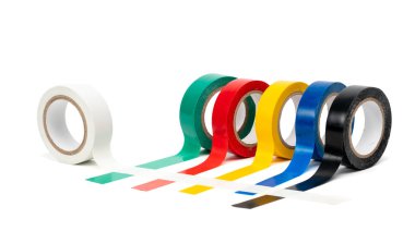 Yalıtım bandı ruloları, beyaz arka planda çok renkli kurdeleler.